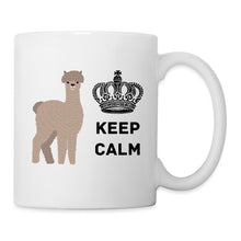 Ladda upp bild till gallerivisning, Flauschiges Alpaka mit Krone und Spruch KEEP CALM auf weißer Tasse
