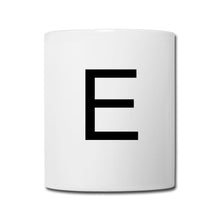 Charger l'image dans la galerie, Weiße Tasse mit großem schwarzem Buchstaben E als Initialen-Monogramm
