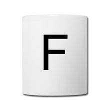 Afbeelding in Gallery-weergave laden, Weiße Tasse mit großem schwarzem Buchstaben F im klaren Monogramm-Design
