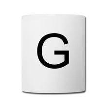 Carica l'immagine nel visualizzatore di Gallery, Weiße Tasse mit großem schwarzen Buchstaben „G“ in moderner serifenloser Schrift
