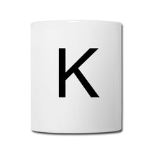 Ladda upp bild till gallerivisning, Weiße Tasse mit schlichtem schwarzem Monogramm-Buchstaben K als Initiale
