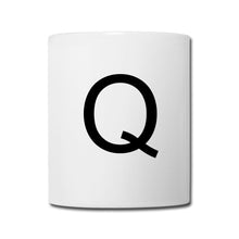 Carica l'immagine nel visualizzatore di Gallery, Weiße Tasse mit großem schwarzem Buchstaben Q als Monogramm-Initiale
