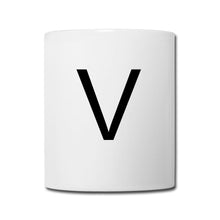 Ladda upp bild till gallerivisning, Weiße Buchstaben-Tasse mit schwarzer Initiale V in schlichter Schrift
