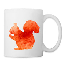 Carregar imagem no visualizador da galeria, Weiße Tasse mit orangem Aquarell-Eichhörnchen im Farbverlauf, sitzend mit buschigem Schwanz
