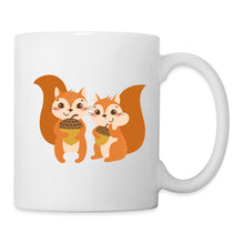 Indlæs billede til gallerivisning Tasse mit zwei niedlichen Eichhörnchen, die je eine Eichel halten
