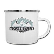 Lataa kuva Galleria-katseluun, Weiße Emaille-Tasse mit Berg-Badge und Schriftzug ADVENTURE im Vintage-Look
