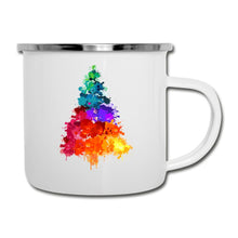 Ladda upp bild till gallerivisning, Weisse Emaille-Tasse mit buntem Aquarell-Baum aus Regenbogen-Farbspritzern und Edelstahlrand
