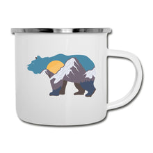 Carica l'immagine nel visualizzatore di Gallery, Weiße Emaille-Tasse mit Bär-Silhouette voller Berglandschaft, Sonne und Wald
