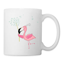 Lataa kuva Galleria-katseluun, Weiße Tasse mit rosa Flamingo, der eine Pusteblume davonpustet, ohne Spruch
