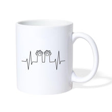 Charger l'image dans la galerie, Weiße Tasse mit Herzschlag-Linie, die in zwei Katzenpfoten übergeht (Line-Art)
