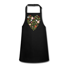 Indlæs billede til gallerivisning Schwarze Kinderschürze mit floralem Blumenherz aus Rosen, Blüten und Blättern
