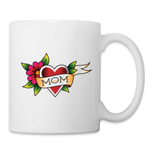 Carica l'immagine nel visualizzatore di Gallery, Weiße Tasse mit rotem Tattoo-Herz, Blume und Banner mit Schriftzug „MOM“
