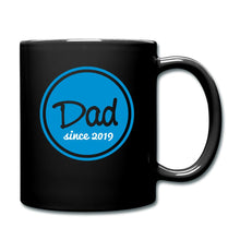 Carica l'immagine nel visualizzatore di Gallery, Schwarze Tasse mit blauem Badge und Spruch Dad since 2019
