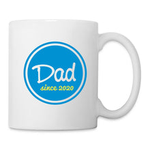 Afbeelding in Gallery-weergave laden, Weisse Tasse mit blauem Button und Schriftzug "Dad since 2020"
