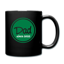 Carica l'immagine nel visualizzatore di Gallery, Schwarze Tasse mit grünem Badge und Schriftzug Dad since 2022
