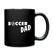 Indlæs billede til gallerivisning Schwarze Tasse mit weißem Schriftzug SOCCER DAD und Fußball als O
