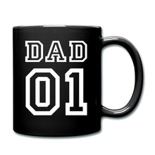 Afbeelding in Gallery-weergave laden, Schwarze Tasse mit weißem College-Schriftzug DAD 01 im Trikot-Look
