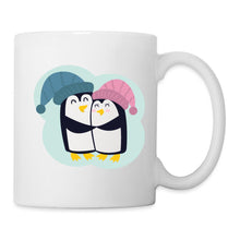 Indlæs billede til gallerivisning Tasse mit verliebtem Pinguin-Paar in blauer und pinker Strickmütze, kuschelnd
