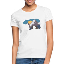 Indlæs billede til gallerivisning Frauen T-Shirt mit Bär und Bergen - Weiß
