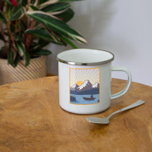 Ladda upp bild till gallerivisning, Emaille-Tasse - Fischer mit Boot, Bergen und Sonnenuntergang - Weiß
