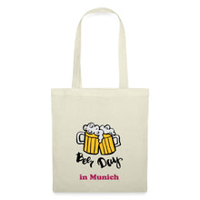 Lataa kuva Galleria-katseluun, Stoffbeutel mit zwei prostenden Bierkrügen und Spruch Beer Day in Munich
