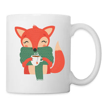 Carica l'immagine nel visualizzatore di Gallery, Weiße Tasse mit Illustration: Fuchs im grünen Strickschal trinkt dampfenden Tee
