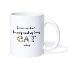 Lataa kuva Galleria-katseluun, Weiße Tasse mit drei Katzen als Wort „CAT“ und Spruch „I'm only speaking to my cat today“

