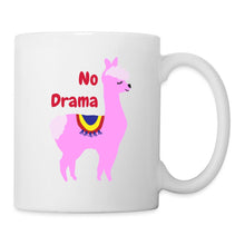 Charger l'image dans la galerie, Rosa Lama mit buntem Sattel und Spruch No Drama auf weißer Tasse
