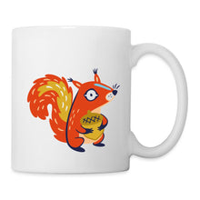 Carregar imagem no visualizador da galeria, Weiße Tasse mit niedlichem orangem Eichhörnchen, das eine Eichel hält
