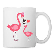 Indlæs billede til gallerivisning Tasse mit Flamingo-Mama mit Blume, die ihr Kind mit Herz küsst
