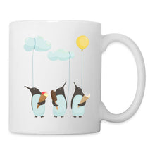 Carregar imagem no visualizador da galeria, Tasse mit drei Pinguinen, Eis, Wolken und gelbem Luftballon, kein Text
