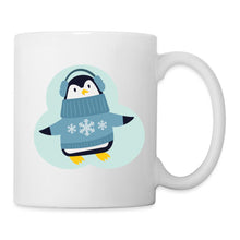 Charger l'image dans la galerie, Pinguin-Tasse mit blauem Schneeflocken-Strickpulli und flauschigen Ohrenwärmern, ohne Spruch

