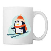 Carica l'immagine nel visualizzatore di Gallery, Tasse mit Cartoon-Pinguin auf Skiern, roter Mütze und Schal, ohne Spruch
