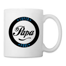 Charger l'image dans la galerie, Weisse Tasse mit schwarzem Button und Schriftzug "SUPER Papa PURE"
