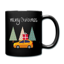 Carica l'immagine nel visualizzatore di Gallery, Schwarze Tasse, gelbes Auto mit Geschenk und Tannenbäumen, Spruch merry Christmas
